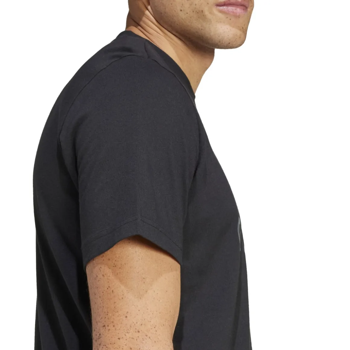 T-shirt nera da uomo con logo camouflage adidas Badge of Sport