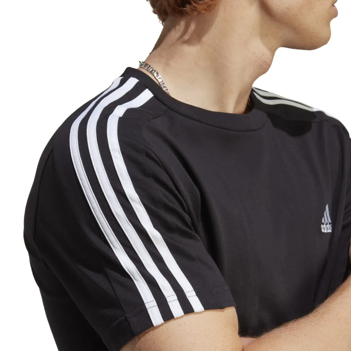 T-shirt nera da uomo con logo sul petto adidas Essentials 3-Stripes