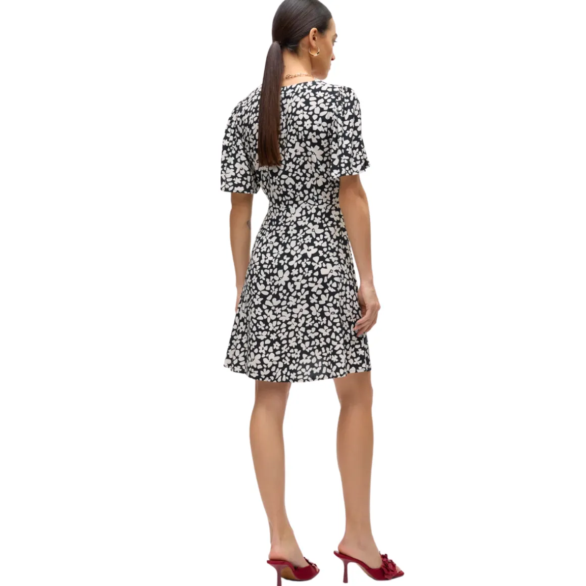 Vestito da donna nero con fantasia a fiori bianchi e con bottoni frontali Vero Moda
