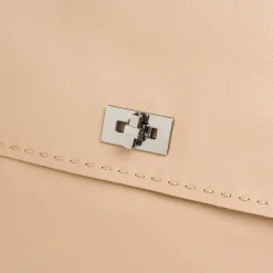 Zaino da donna beige con dettaglio cuciture a vista e logo Lora Ferres