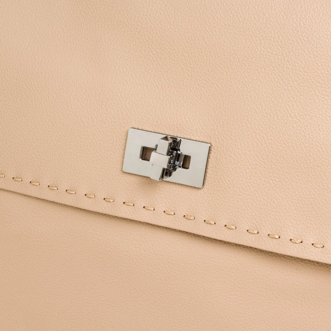 Zaino da donna beige con dettaglio cuciture a vista e logo Lora Ferres