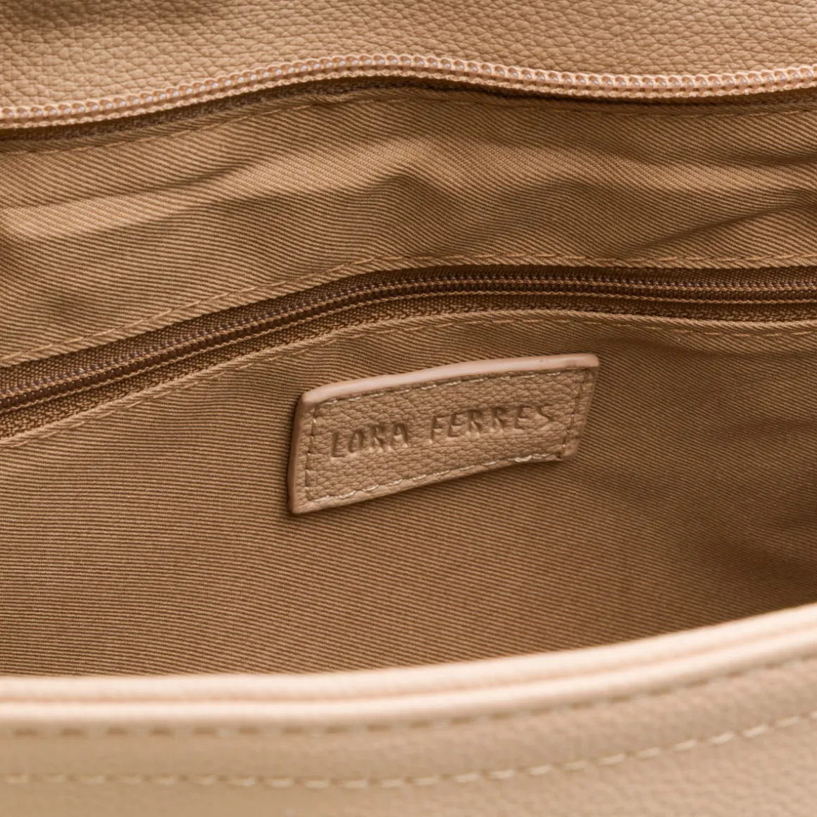 Zaino da donna beige con dettaglio cuciture a vista e logo Lora Ferres